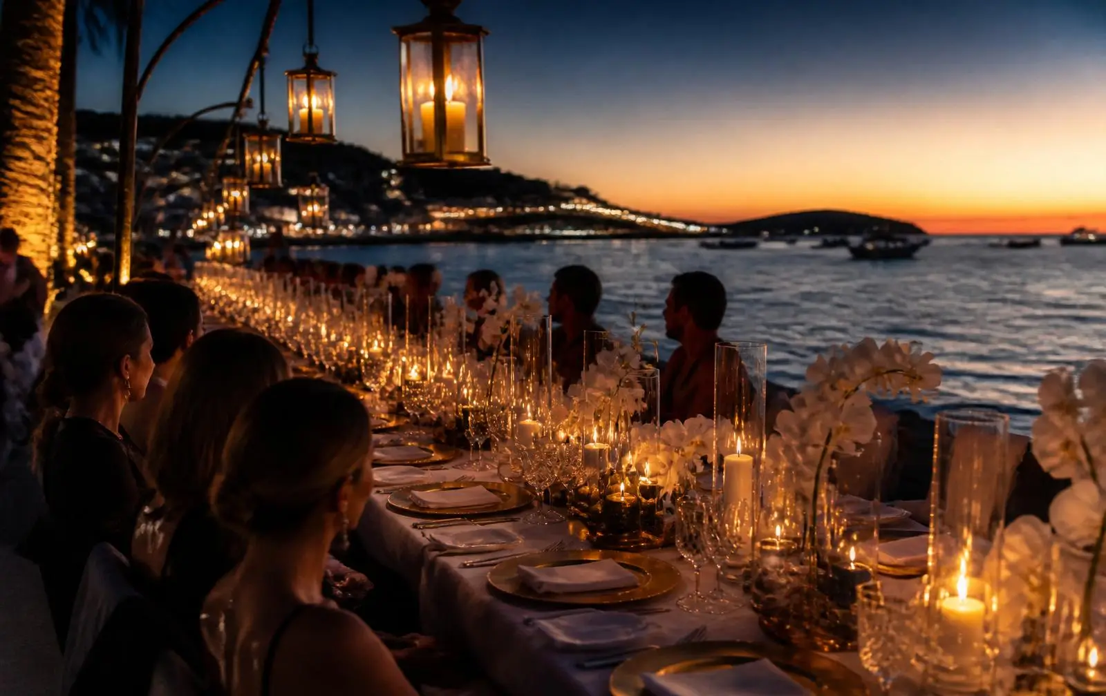 Table candlelit face à la mer à Ibiza au coucher du soleil